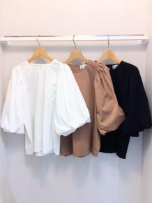 7月に入荷予定のADAWAS(アダワス)のBALLOON SLEEVE TEEをご紹介致します☺