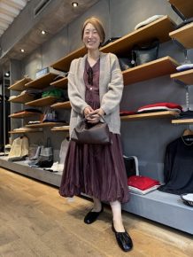 夏アイテムに秋冬素材を合わせて、秋だからこそのスタリングを楽しみましょう